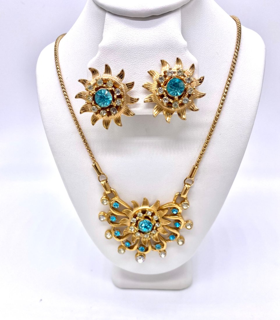 1950s Flower Necklace with Earrings (1 of 7)