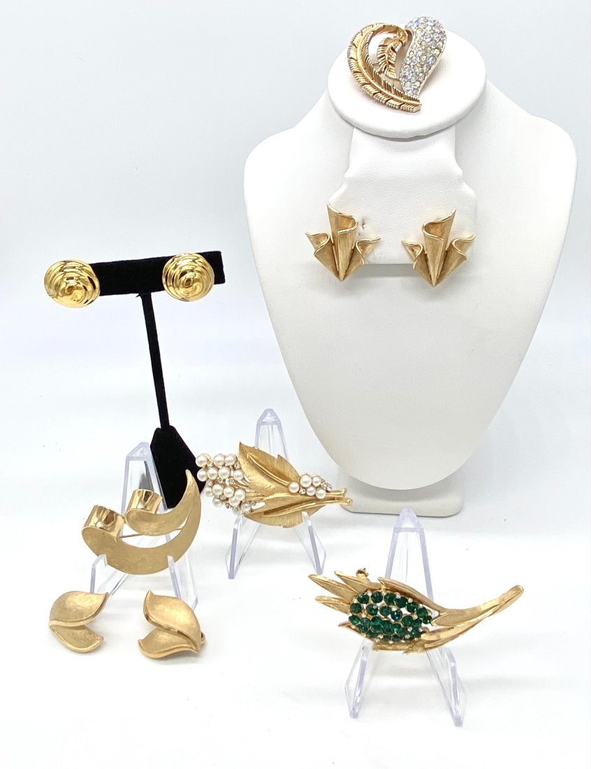 Trifari Seven Piece Gold Tone Lot (1 of 5)