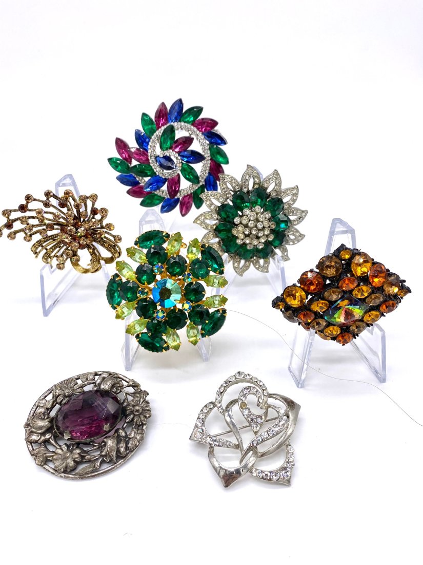 Group of 7 Unsigned Costume Jewelry Brooches (1 of 4)