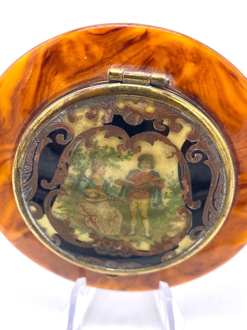 Courting Couple Powder Compact Very Vintage (1 of 5)