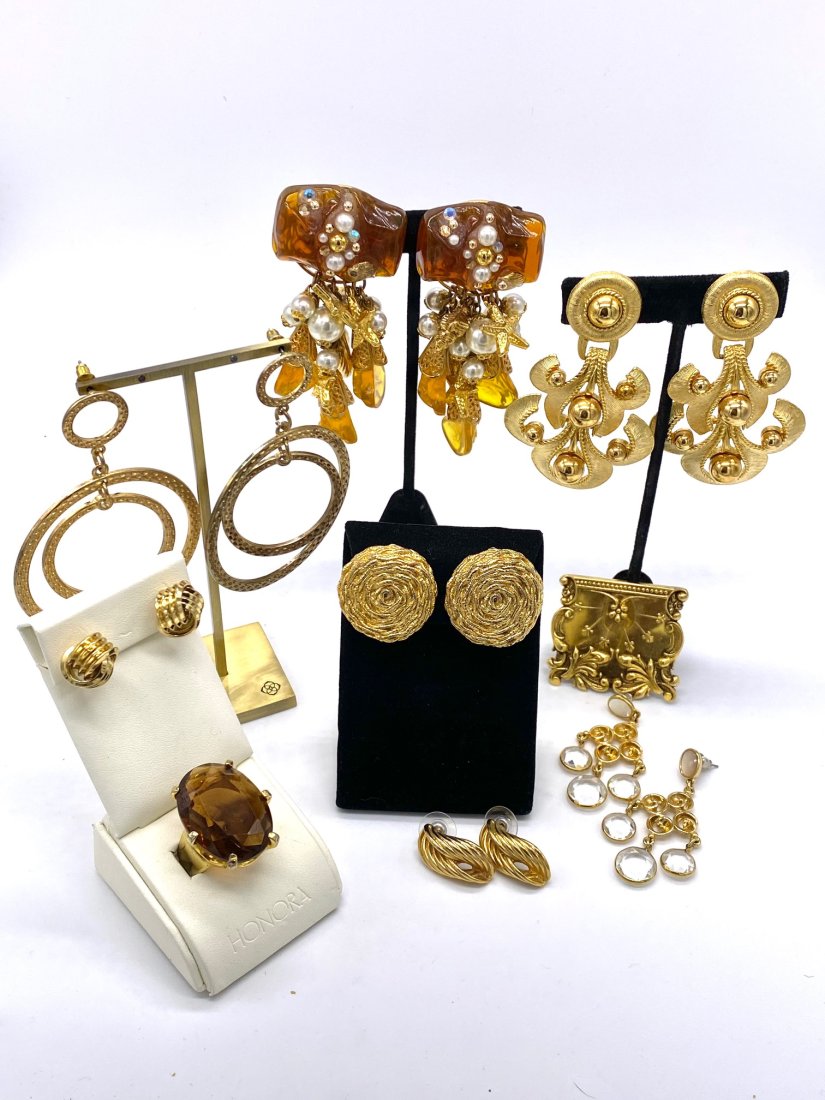 Mixed Lot Gold Tone Costume Jewelry (1 of 4)
