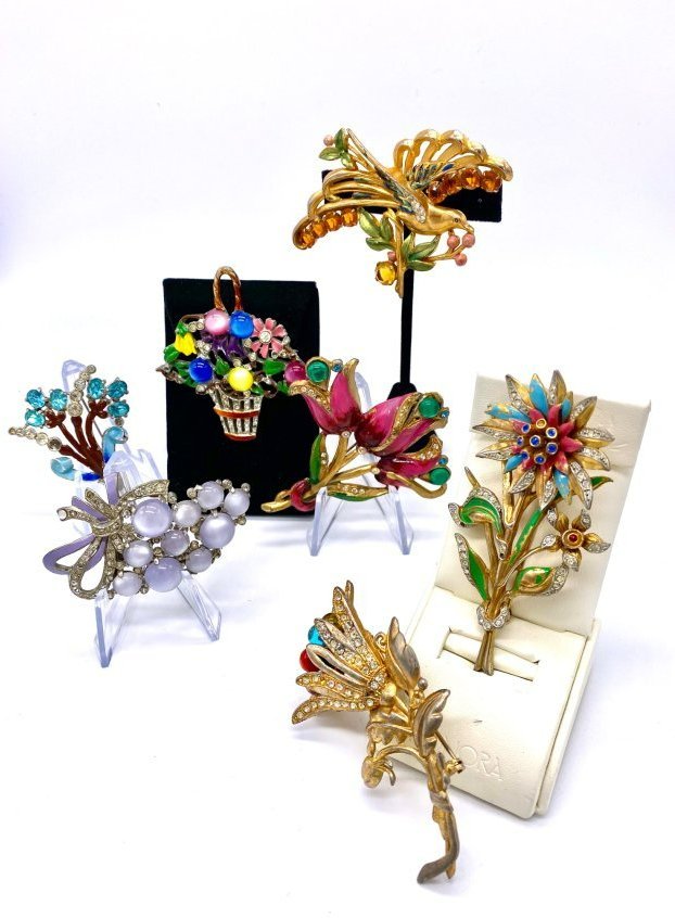 Lot of Seven Painted Pot Metal Brooches (1 of 6)