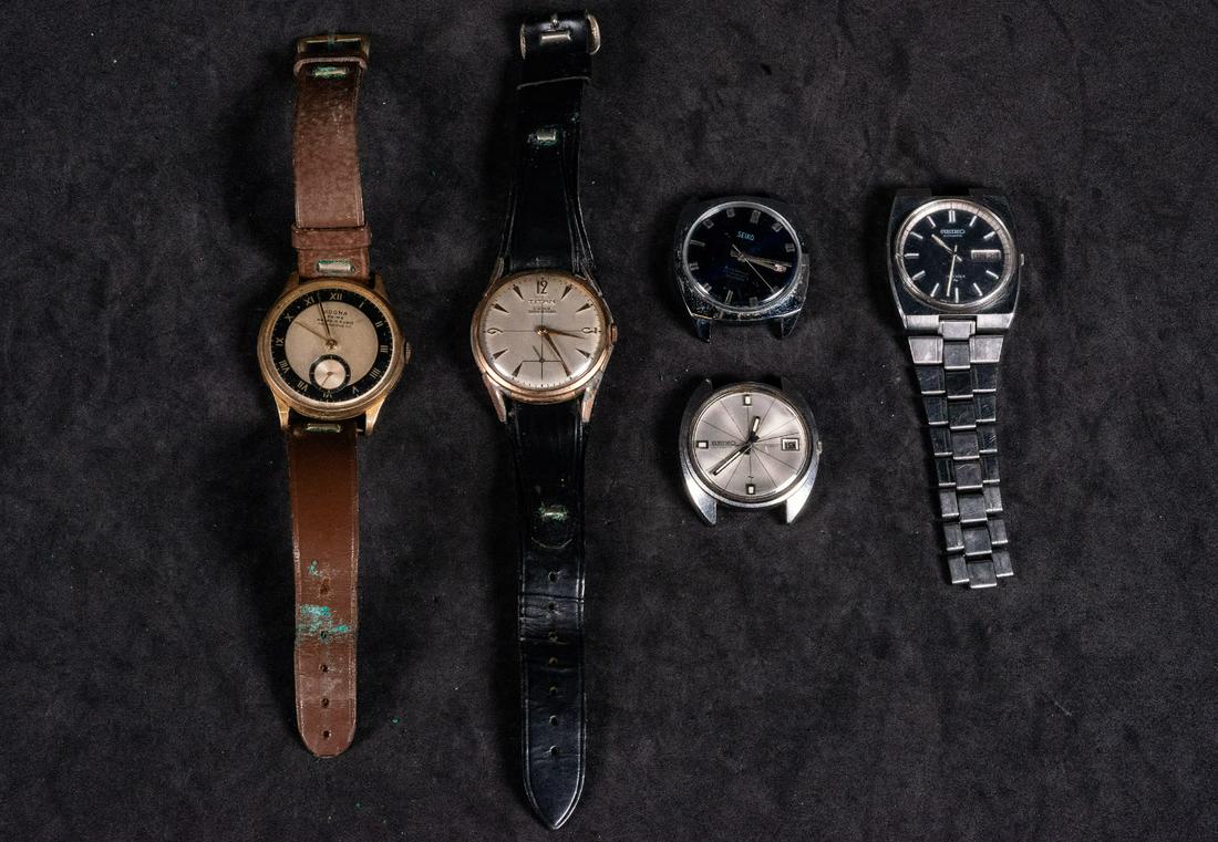 Lot of 5 vintage watches 20th century: 5 men's and women's watches of different brands: (Seiko Automatic 17 Jewels, Seiko Automatic 19 Jewels, Seiko Calendar Waterproof, Dogma Prima Ancre 17 Rubis, Titan Prima Ancre 15 Rubis)