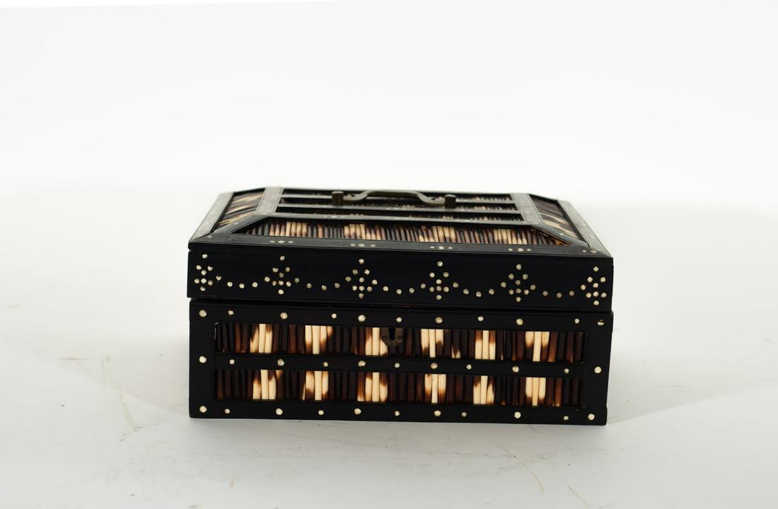 Rare Anglo Indian chest in rosewood and porcupine quills, colonial India, first half of the 20th (1 of 5)