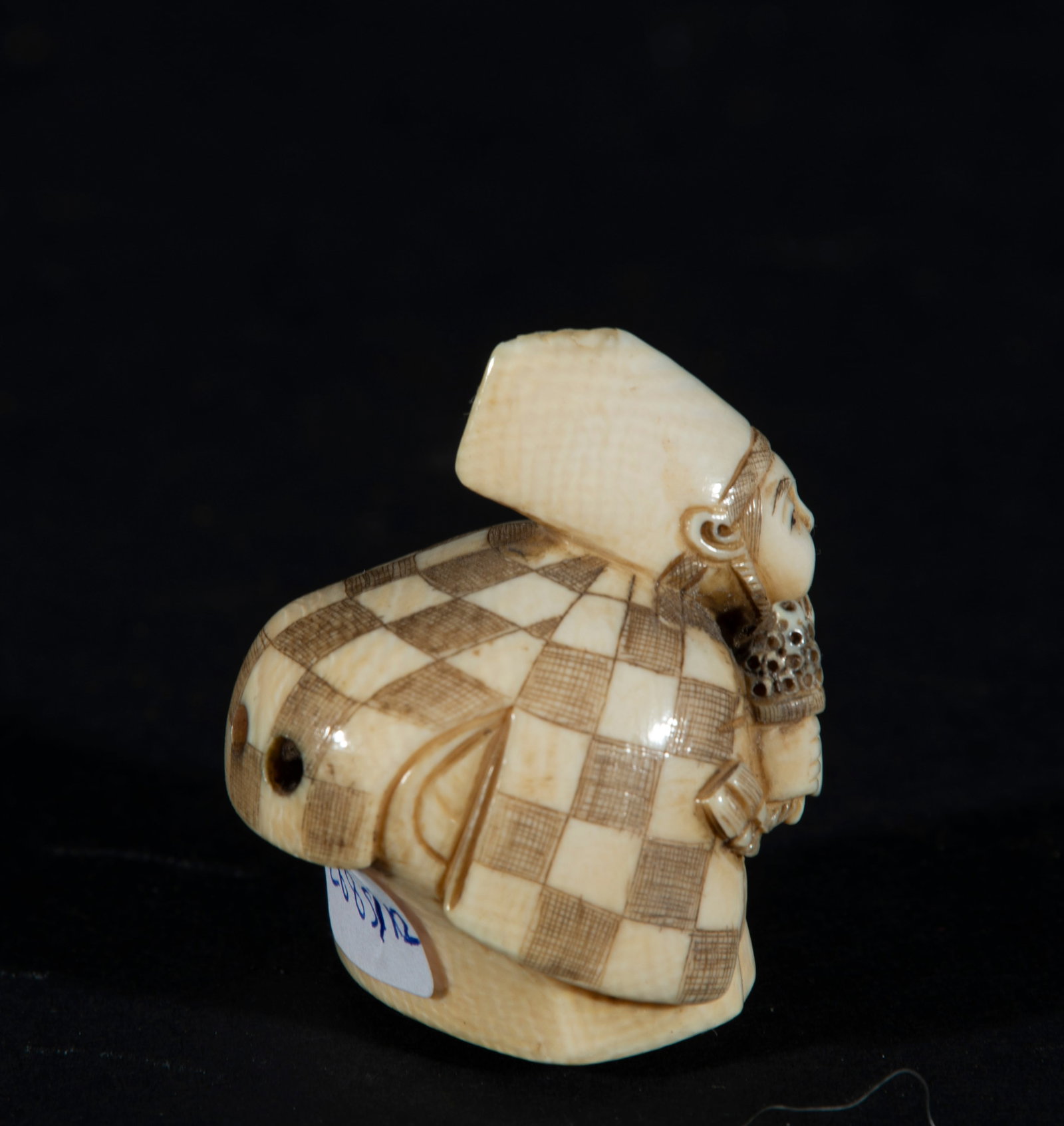 Japanese Netsuke on Mammoth Tusk (Mammuthus primigenius) representing Japanese Theater Actor, 19th: With artisan seal, measurements: 5 x 3 x 4 cm. Provenance: private collection of an important lawyer and collector, Barcelona. Acquired in the 60s-70s in Paris.
