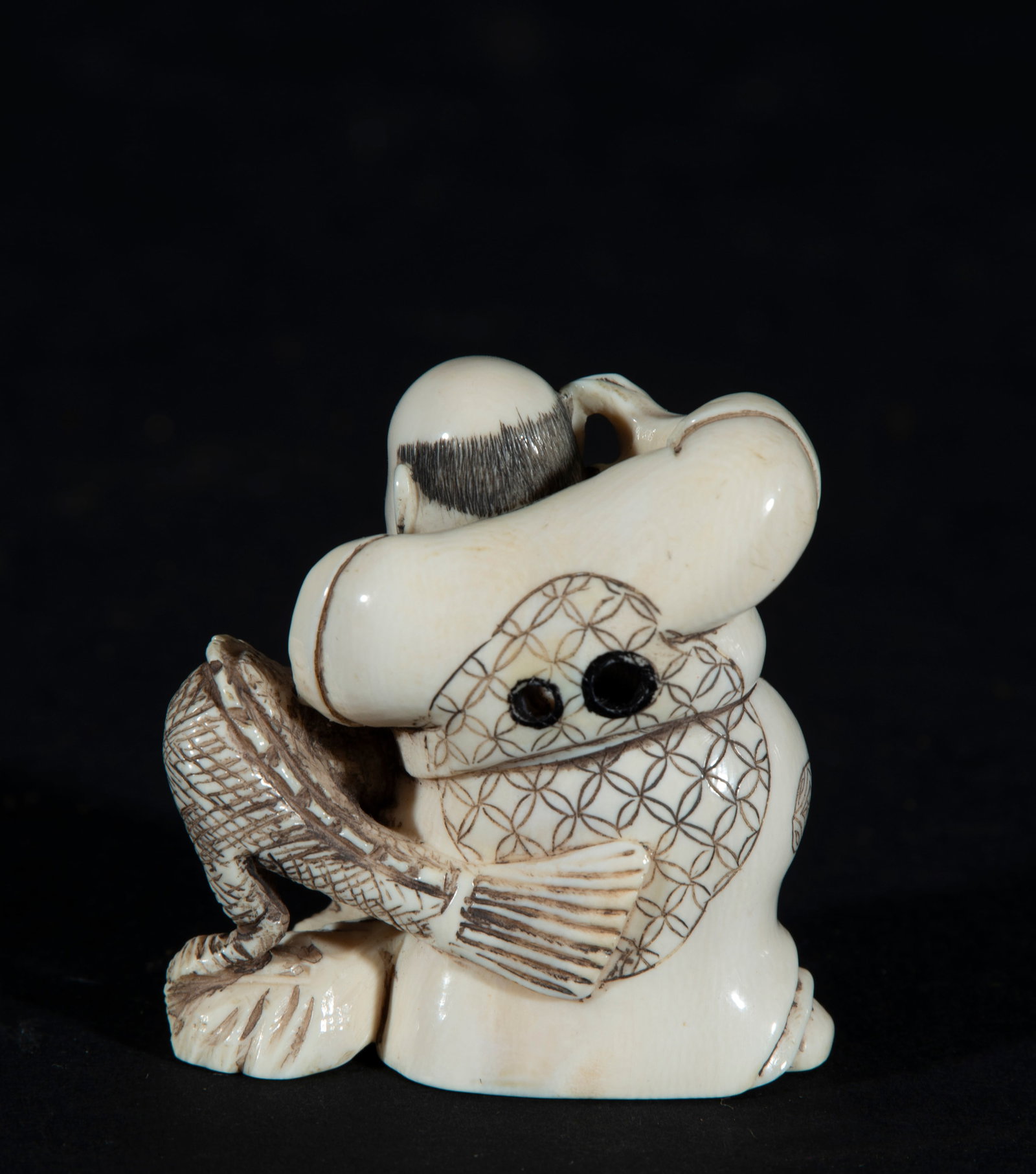 Japanese Netsuke on Mammoth Tusk (Mammuthus primigenius) representing Sage with Dragon, 19th century: With artisan seal, measurements: 4.5 x 4 x 2 cm. Provenance: private collection of a lawyer and collector, Barcelona. Acquired in the 60s-70s in Paris.