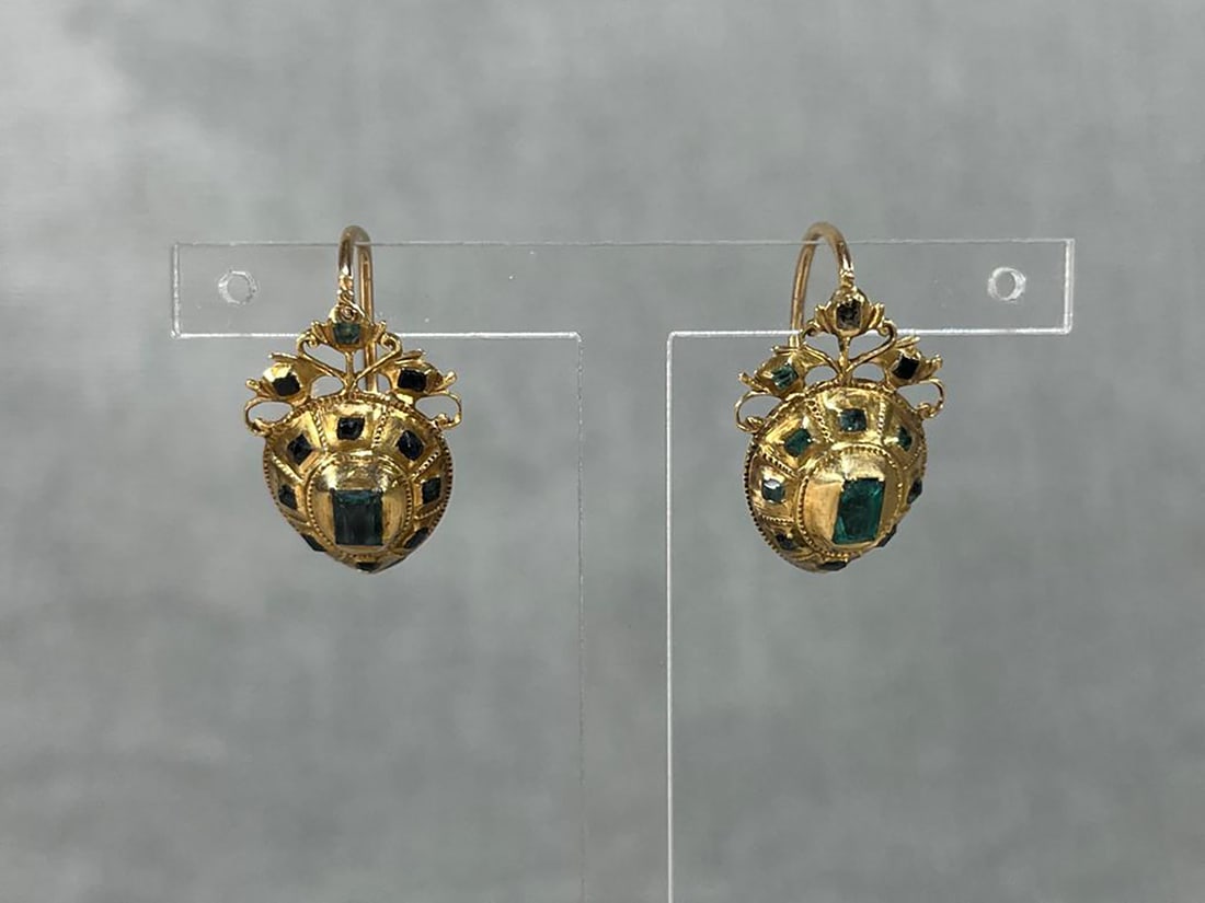 Elegant Spanish Majorcan or Barcelona baroque earrings in 18k gold and emeralds, 18th century (1 of 1)