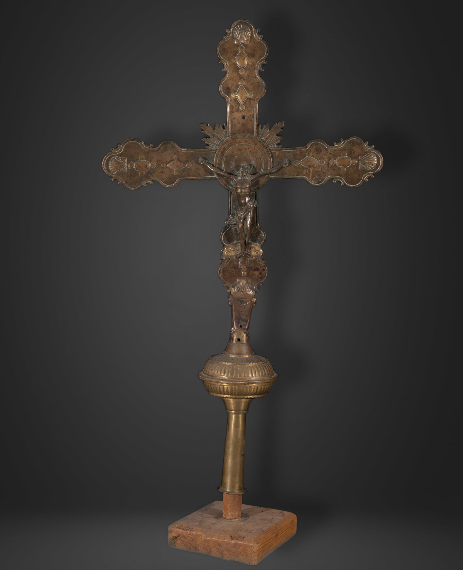 Large Tuscan Gothic Processional Cross of the 15th century: In bronze measurements: 90 x 50 x 15 cm