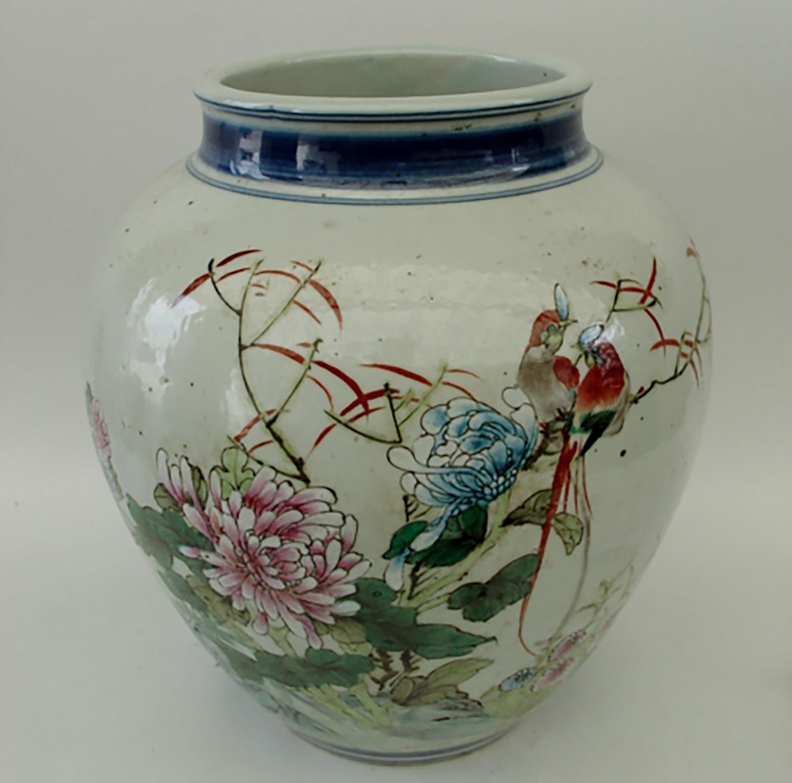 Famille Rose Porcelain Potdecorated with polychrome enamels on the cover with a couple of birds (1 of 2)