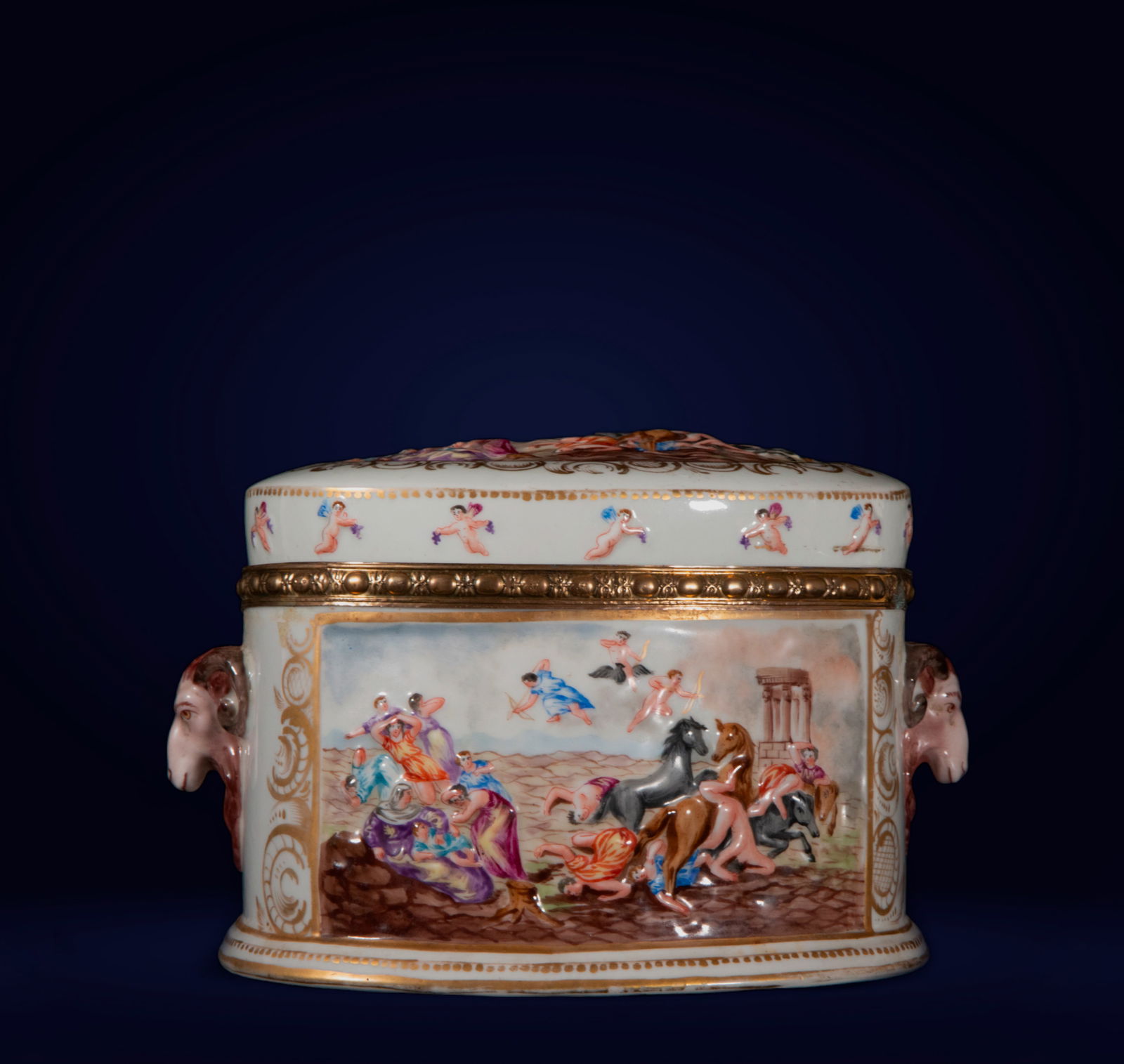 Porcelain Capodimonte box 19th century: Measurements 17 x 25 x 16 cm