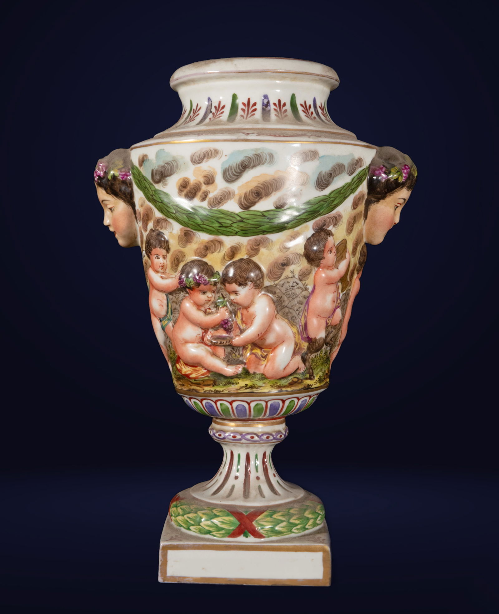 Medicis urn in Capodimonte porcelain from the late 19th century: Measurements 31 x 20 x 14 cm