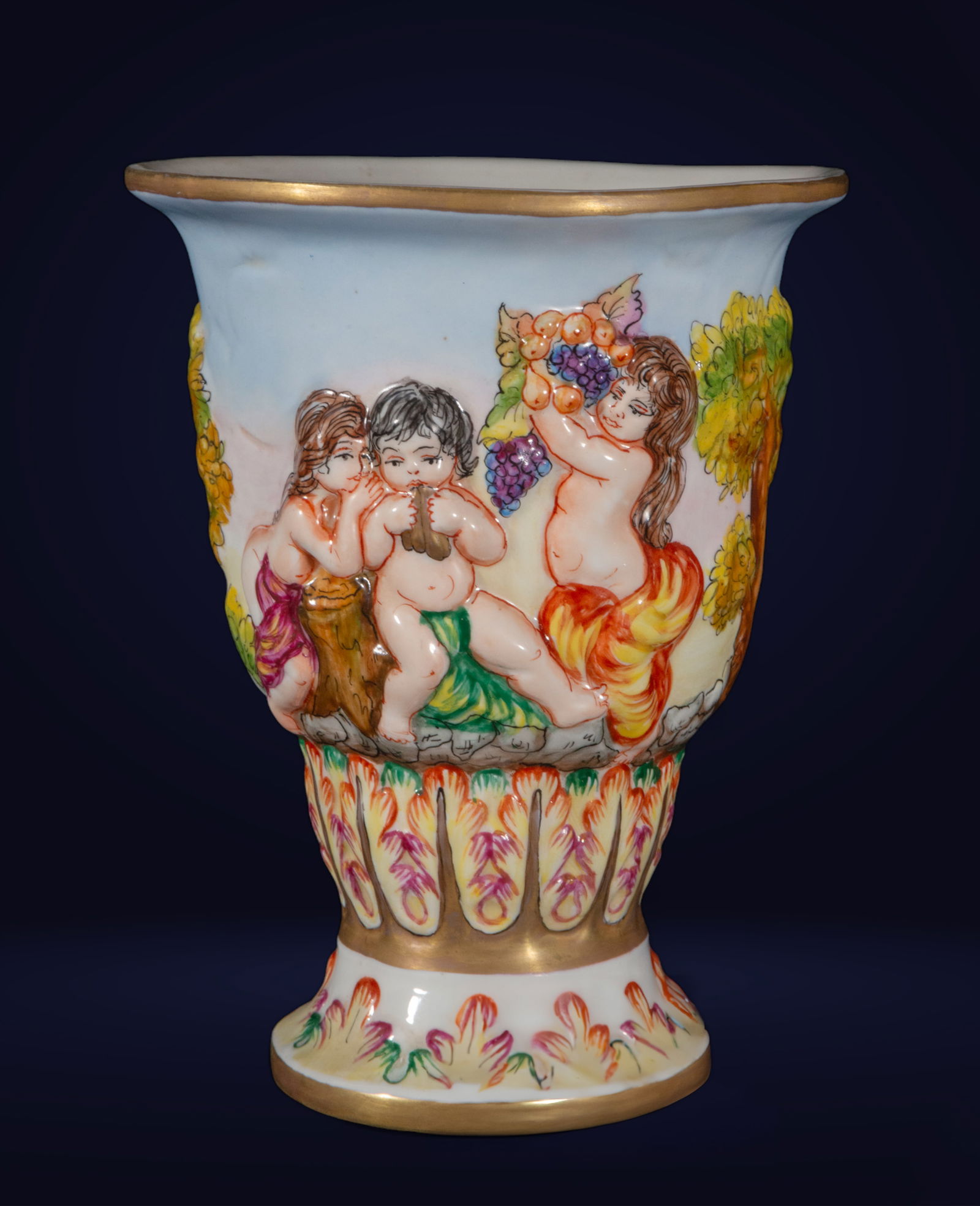 Medicis urn in Capodimonte porcelain from the late 19th century: Measurements 31 x 20 x 14 cm