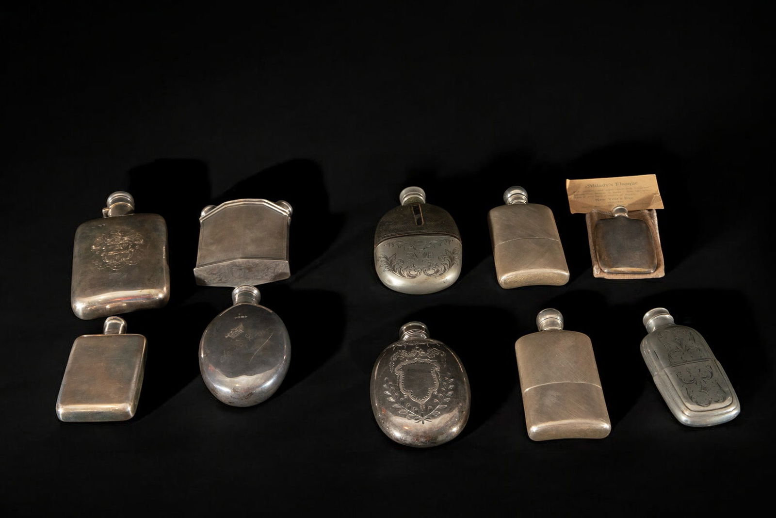 Collection of 10 flasks, four of them in silver with seals, 19th century: Silver and metal. The silver ones are the 4 located on the left. Measurements: 17x9x3 cm (large) 9x6x1 cm (small)