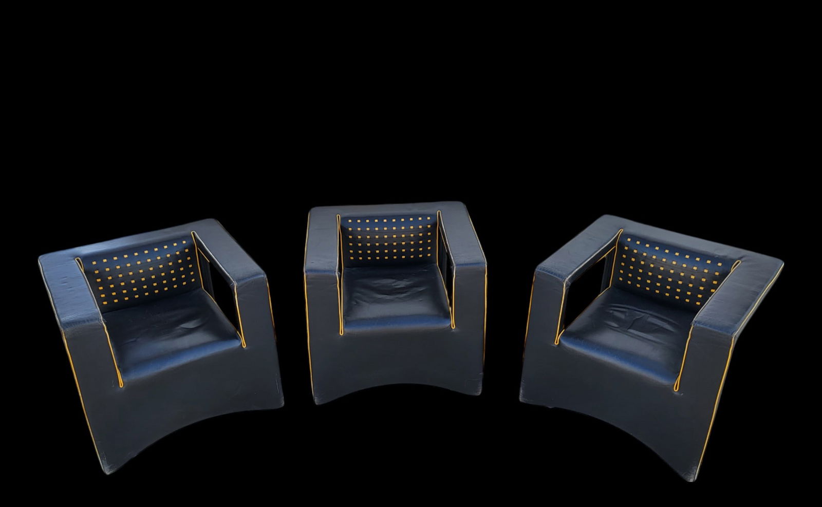 PAOLO PIVA (Adria, Italy, 1950) for DE SEDE. Lot of 3 armchairs model 206/11, (1980): High-quality black and yellow leather. Black lacquered metal frame. In good condition except for the seat cushion, which has crackled leather. Measurements: 65 x 63 x 70 cm. Avant-garde designer armch