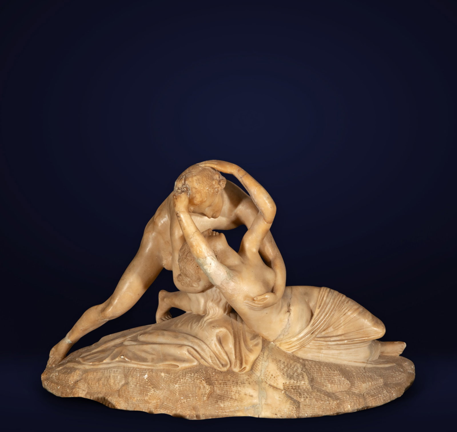 Small alabaster sculpture of Eros and Psyche, France, 19th century: Carved alabaster. The piece captures a scene full of emotion and sensuality, where the figures of Eros and Psyche intertwine in a gesture of love and tenderness. The delicate treatment of alabaster al