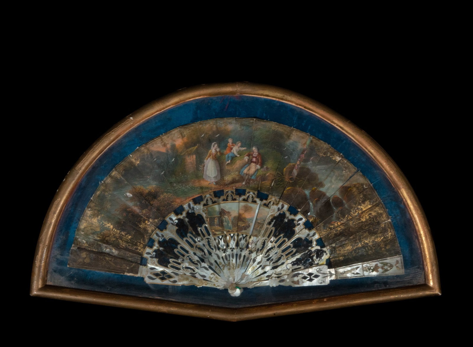 French fan with mother-of-pearl rods and decorated with a gallant scene, 19th century: Painted mother-of-pearl. Measurements: 26 x 50 cm (fan).