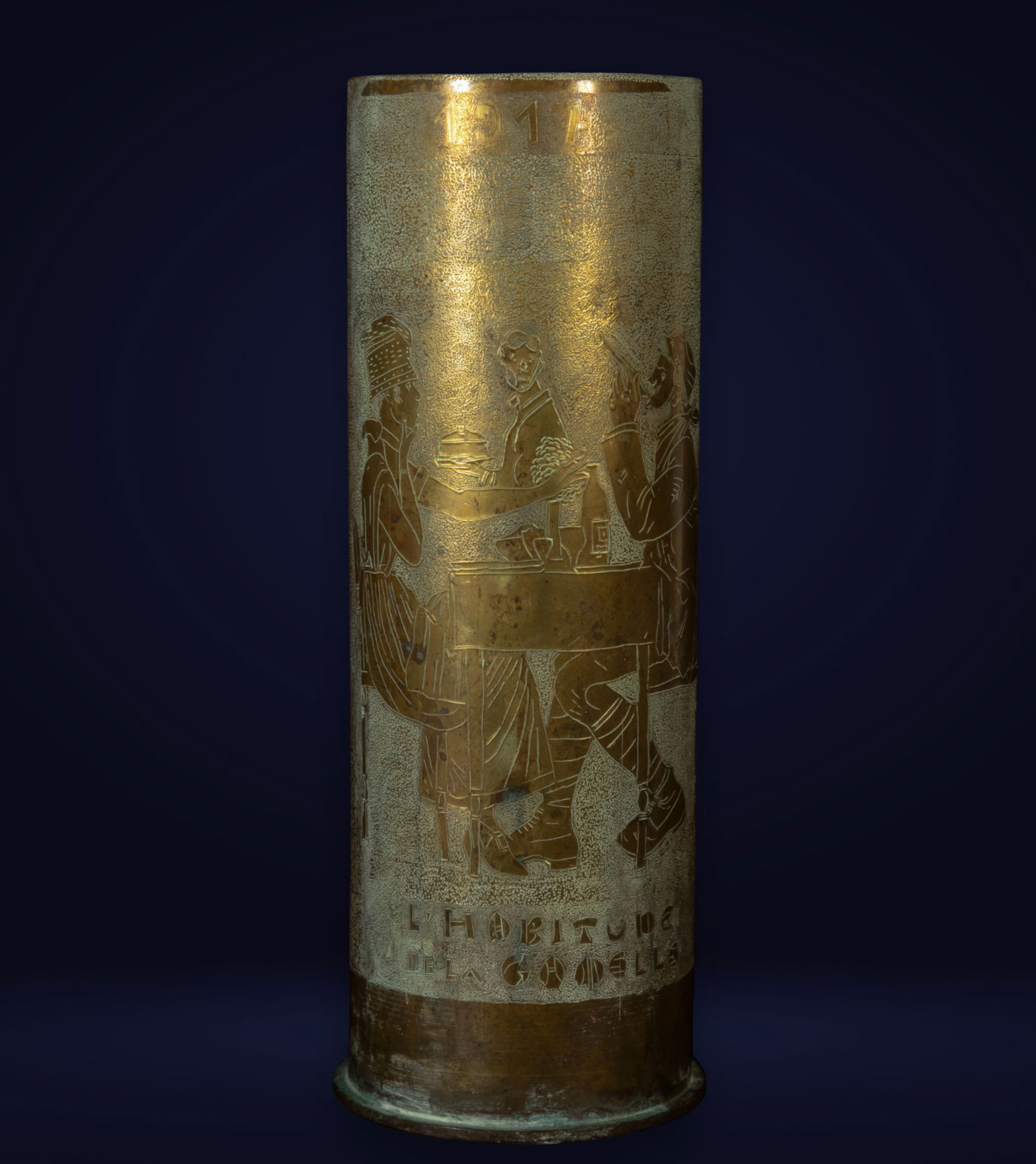 Large Art Nouveau World War I 1917 WW1 artillery shell in Art Nouveau style, in bronze: Sgraffito bronze. Measurements: 32 x 11 cm.
