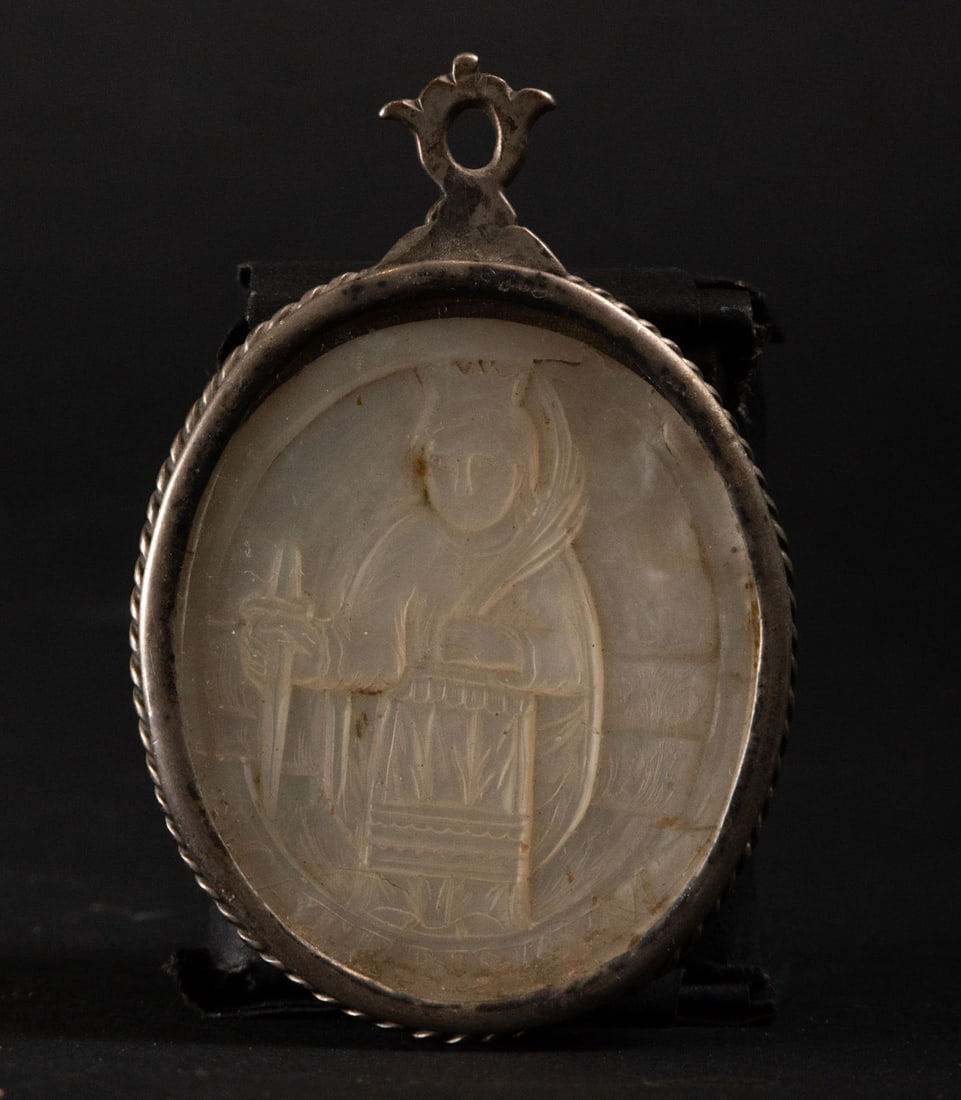 Reliquary with Saint Catherine in Mother of Pearl relief and relic on the back, 17th century: In silver, measures: 1 x 7 x 5 cm