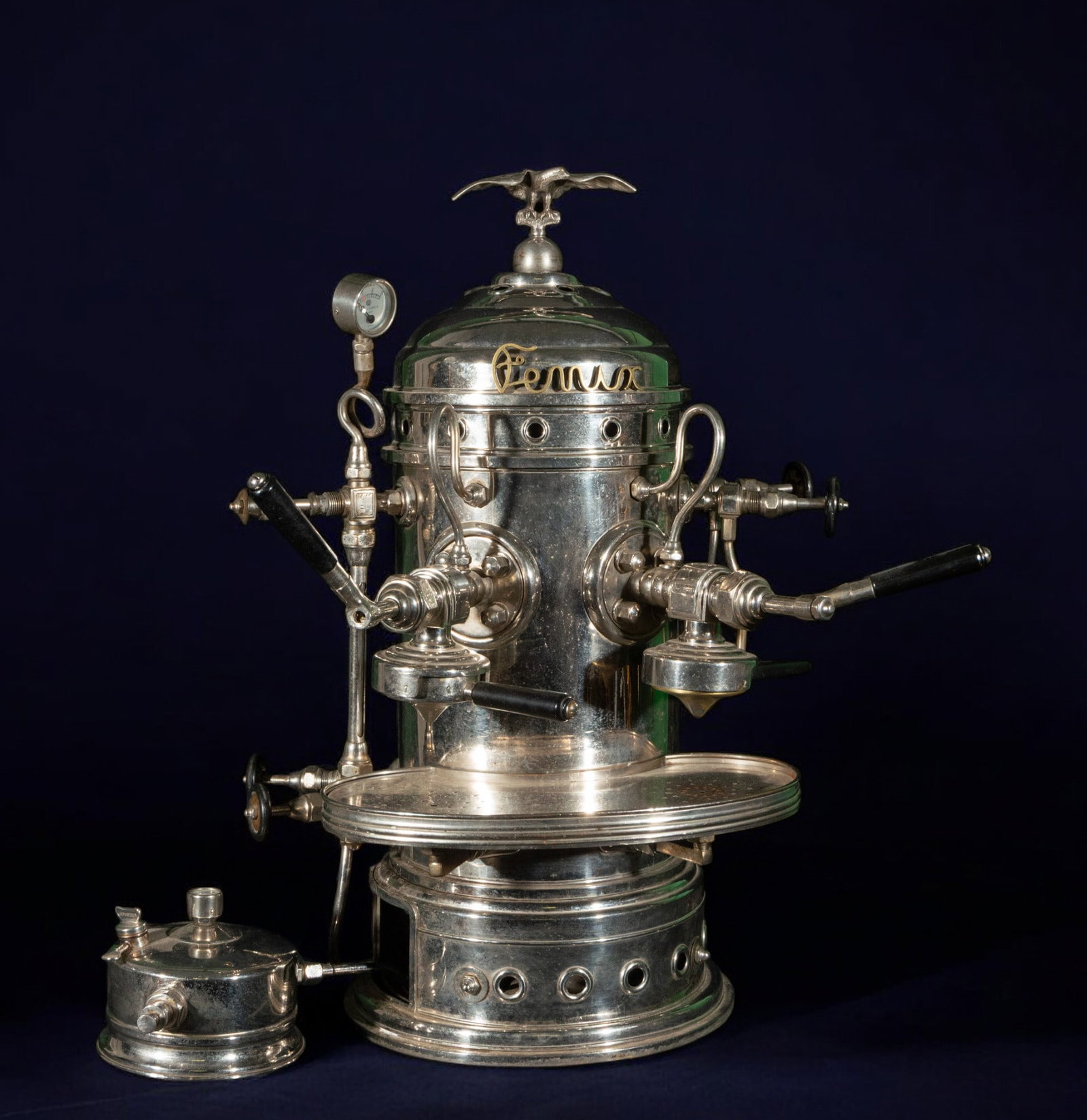 Primitive 120-year-old Fenix ??stainless steel coffee maker: Stainless steel, 80 cm x 80 cm x 64 cm.