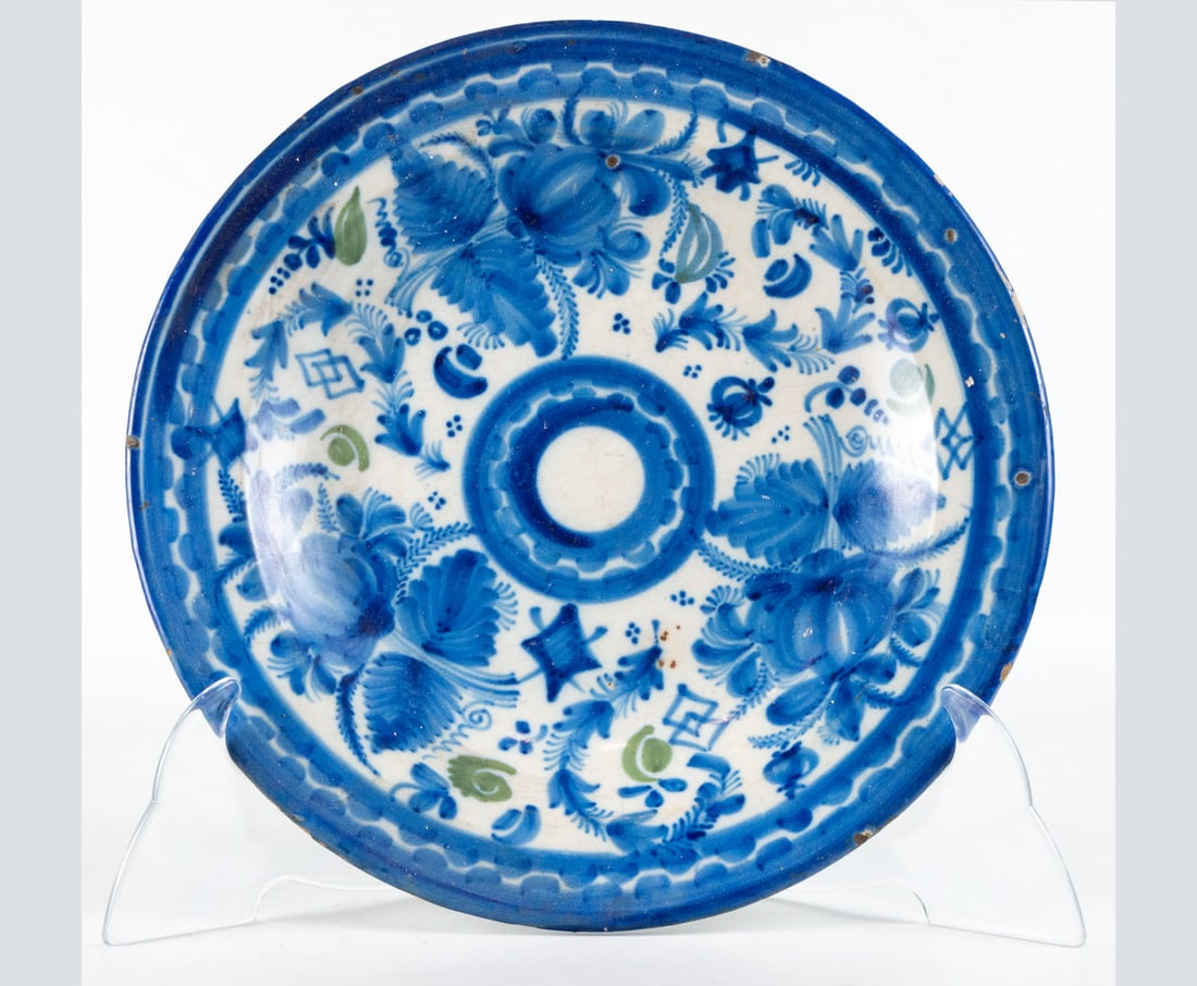 Ceramic plate from Manises, 19th century: Measures 4 x 30 x 30 cm