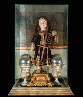 Rare Sicilian or Italian Neapolitan Baby Jesus with glass urn from the 18th century: Measurements of the child with base: 65 x 37 x 37 cm. Measurements of the urn: approx. 80 x 45 x 50 cm.