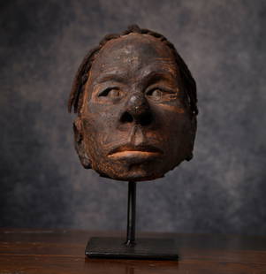 Exceptional and very rare Maori Warrior Head - Oceania, made of natural skin and hair, late 19th: Former European private collection. Made of leather and natural fur. 20 x 15 x 22 cm, with glass case. Measurements of the head only. Measurements with case: 55 x 40 cm
