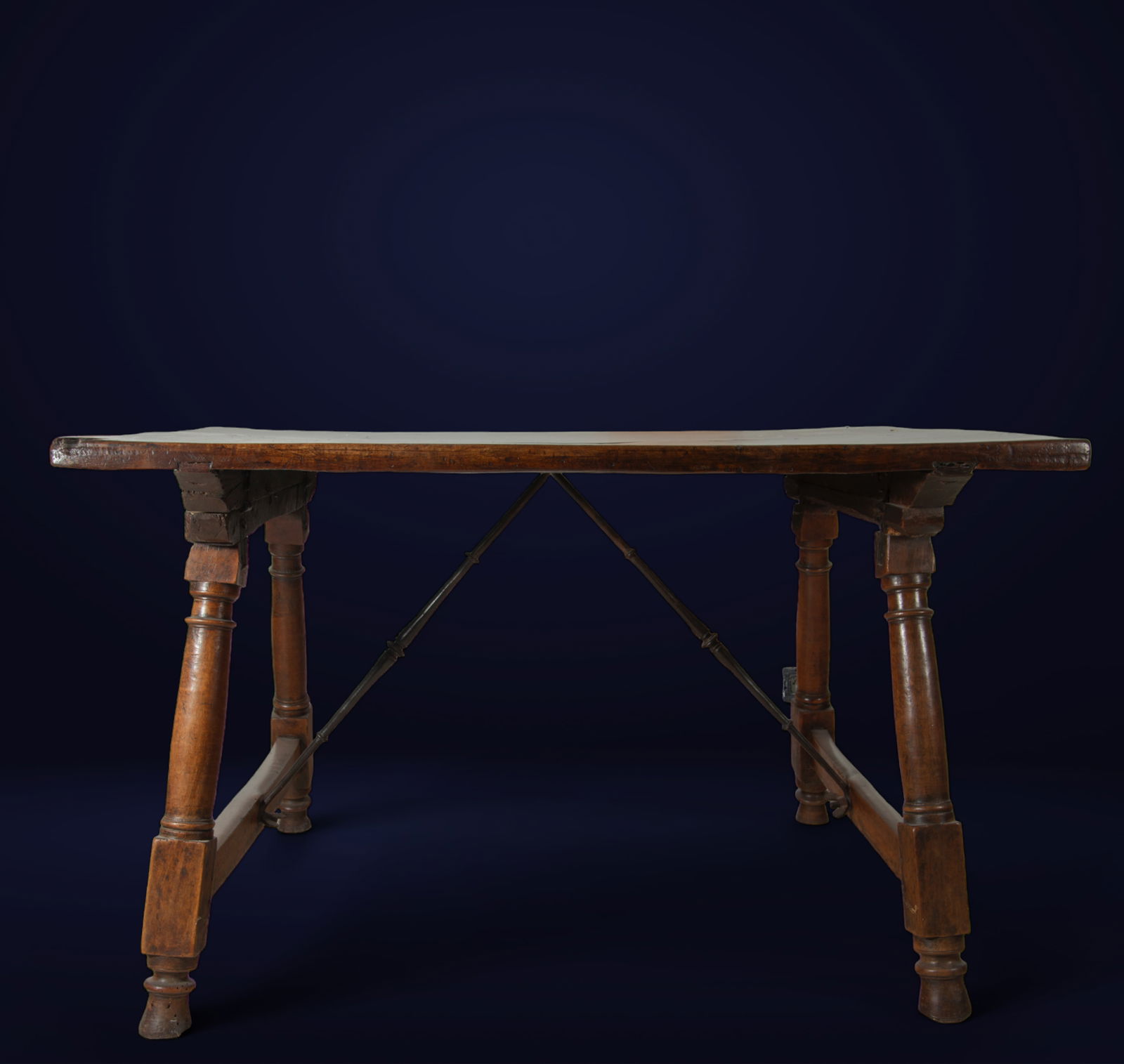Important Spanish "Sail Leg" type table, in 17th century oak: 77 x 130 x 90 cm. Provenance: owned by a major European collector