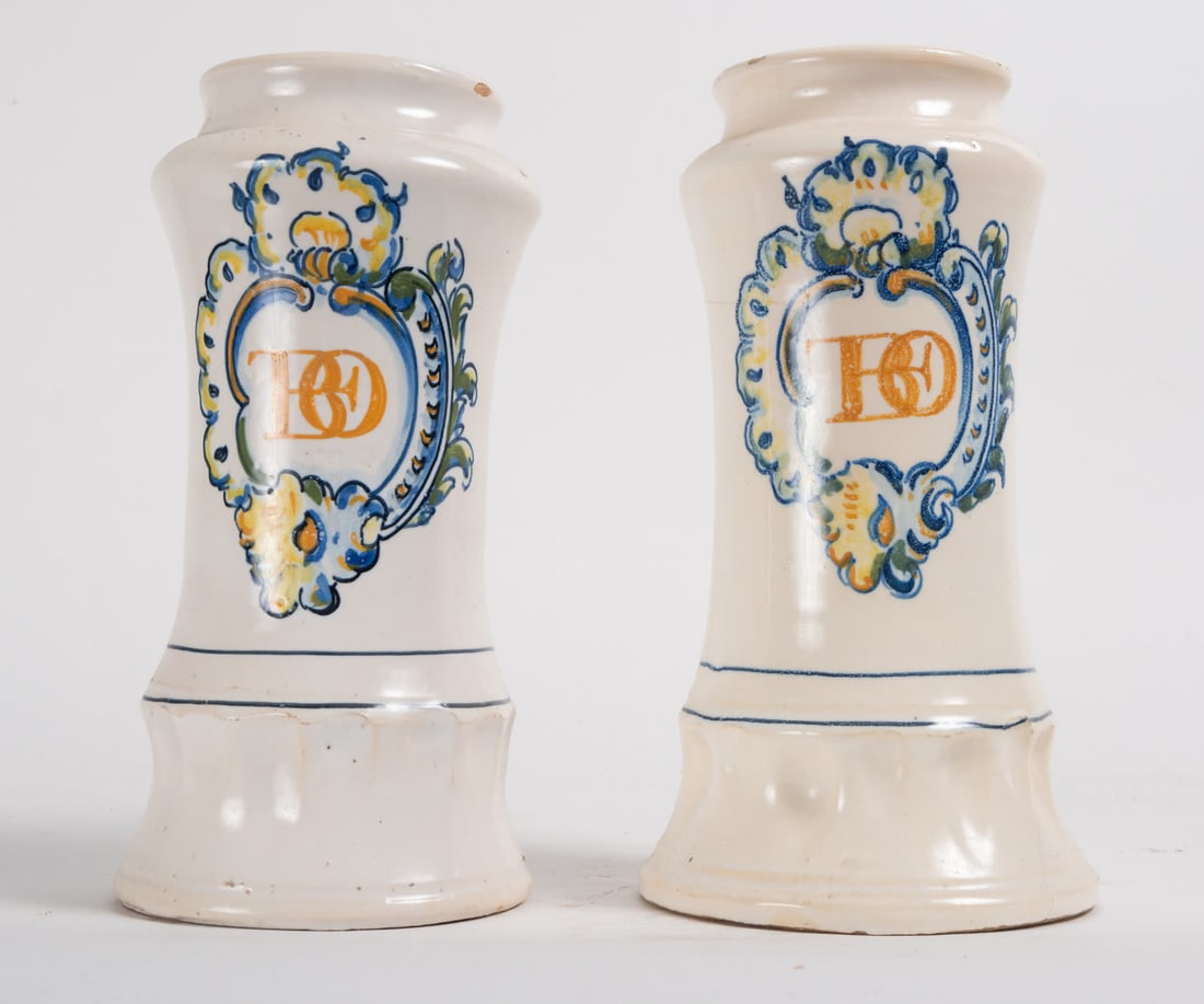 Pair of Albarelos from the TBO series, Talavera de la Reina, 18th century: Measurements: 23 x 11 x 11 cm