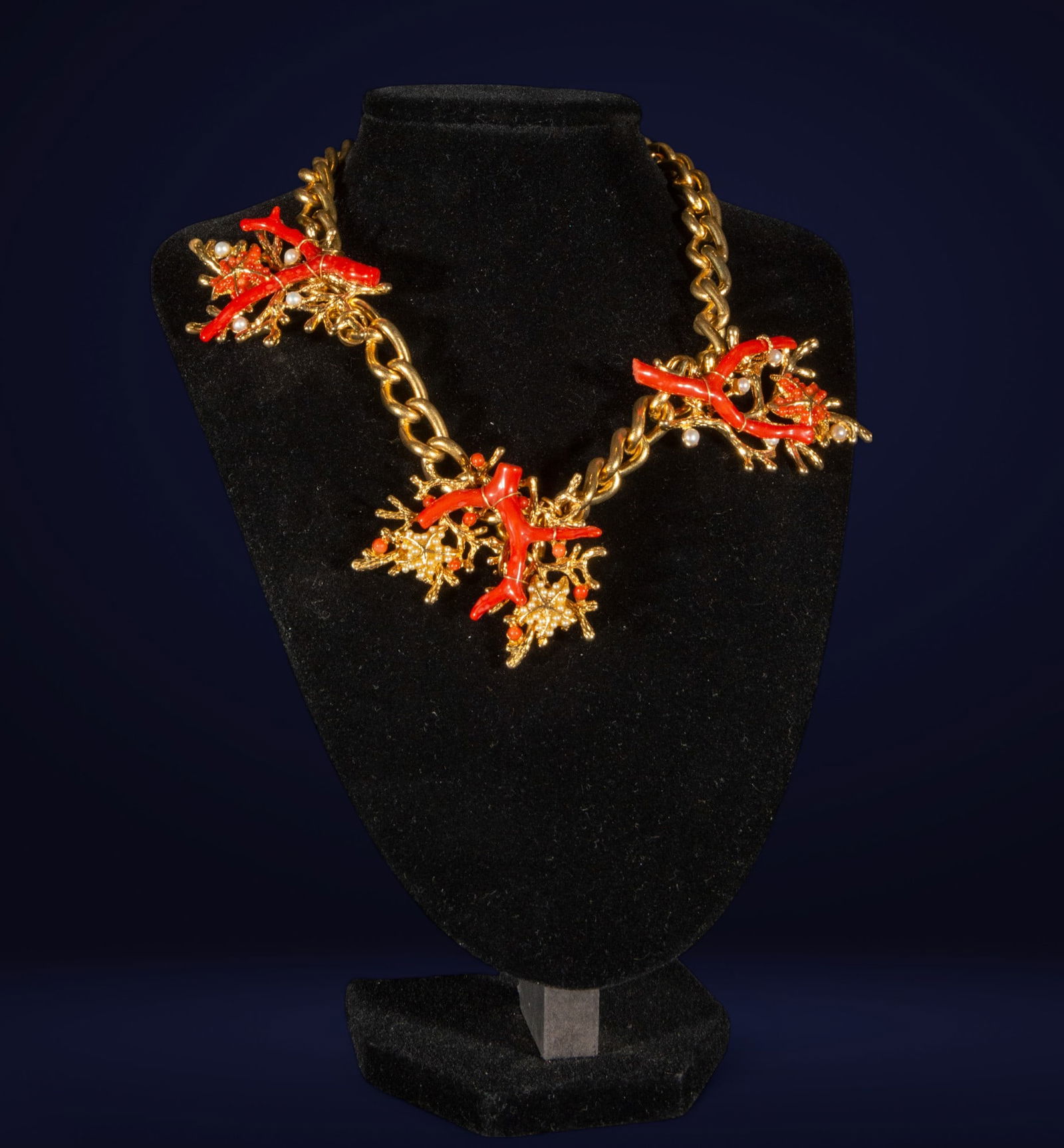 Necklace with coral and cultured pearls. Gold-plated silver.