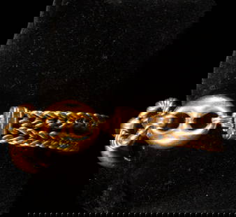 27.88g 18k gold bracelet with sapphire cabochons on the clasp: 18-karat yellow gold link bracelet with a clasp decorated with sapphire cabochons. Its weight accentuates the solid and refined presence of the piece. Measurements: Length: 21 cm. Total weight: 27.88