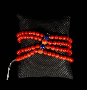 Coral bracelet with cabochons and lapis lazuli. 18k yellow gold.: Bracelet made of four strands of coral beads strung in 18-karat yellow gold. The box clasp is decorated with coral and lapis lazuli cabochons, providing chromatic contrast and ornamental richness. Mea