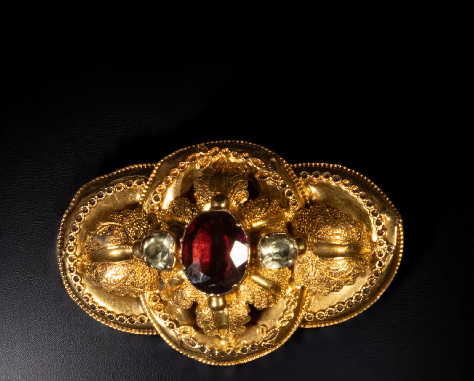 Isabeline Mallorcan brooch in 9–14 kt gold.: 5.36 grams. Very dark central amethyst.