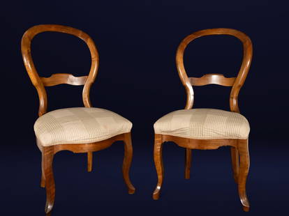 Pair of Elizabethan chairs. Spanish School. 19th century: Pair of Elizabethan-style chairs in fine wood, crafted with elegant restraint. They feature a closed lyre-shaped backrest with a curvilinear structure and a molded central crossbar. The slightly trape
