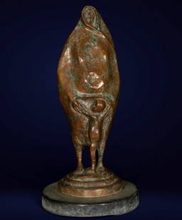 Sculpture of a Woman with Child. Francisco Zúñiga. Latin American School. 20th century.: Patinated bronze. The work presents a symbolic stylization of motherhood, with a female figure wrapped in a voluminous, organic mass, from which a child figure emerges, embracing her body. The woman's