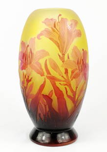 Emile Gallé (Nancy, 1846 - 1904) - Vase with Lilies (ca. 1900): Glass. Dimensions: 21.4 × 11 × 11 cm. Rare vase with lilies designed by Émile Gallé (1846–1904), one of the great masters of Art Nouveau and an absolute reference in the art of glass, along with