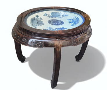 Fitzhugh porcelain washbasin with tray, Jiaqing Export – Chinese School, 18th century: Porcelain and wood. Oval plateau with an inlaid tray in Chinese porcelain decorated in cobalt blue, underglaze, on a carved wooden frame, dating from the Qing Dynasty, 18th century. The ceramic center