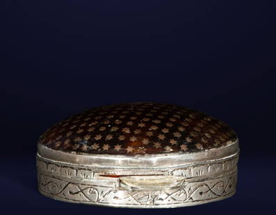 18th century Anglo-Indian colonial silver snuff box: 800 sterling silver, tortoiseshell, and gold. Measurements: 3 cm x 7 cm x 7 cm