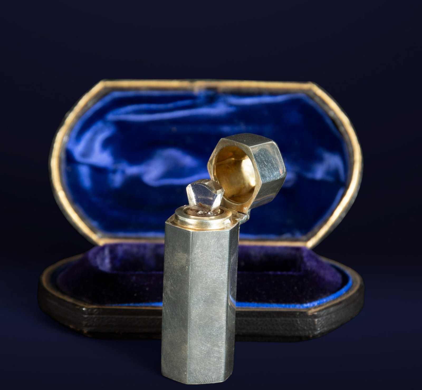 English Birmingham silver perfume box, Hilliard & Thomason, Edwardian period, 19th century: With box, 9 cm with box 6 cm, without box.