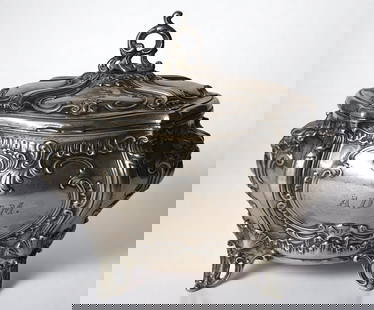 Beautiful solid German Rococo sterling silver candy box from the late 19th century: Purity contrasts and German silversmith marks, weight 250g, 13 x 15 x 10 cm
