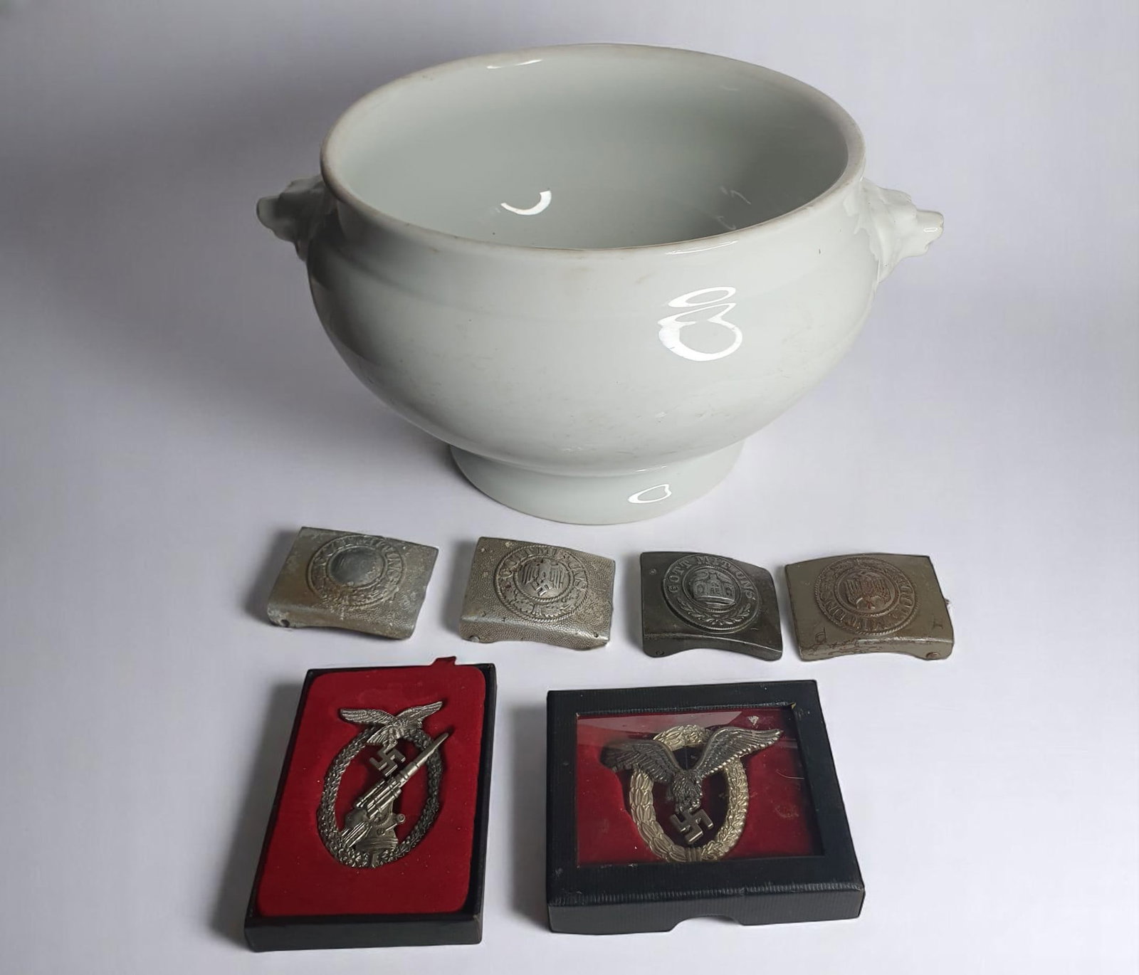 Lot consisting of a Chamber Pot with the Luftwaffe Eagle, 1942 Germany III Reich WW2 World War II: Porcelain, metal and fabric, the urinal is in good condition