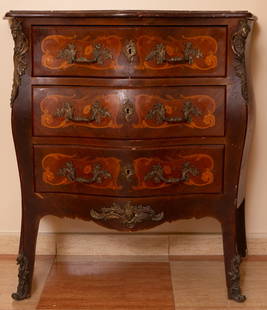Elegant 19th century Louis XV style chest of drawers in fruit and gilt bronze marquetry: Measurements 90 x 90 x 46 cm