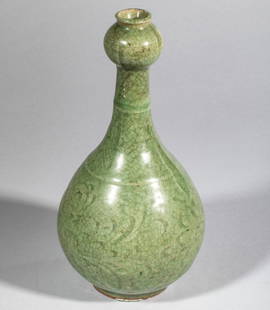 A bottle with a globular body at the top of the stem and a tall, bulbous neck at the end, made of: Bottle with a globular body at the crown of the foot and a high, bulbous neck at the end, made of thick porcelain with incised decoration under a monochrome glaze of finely cracked olive green çalado