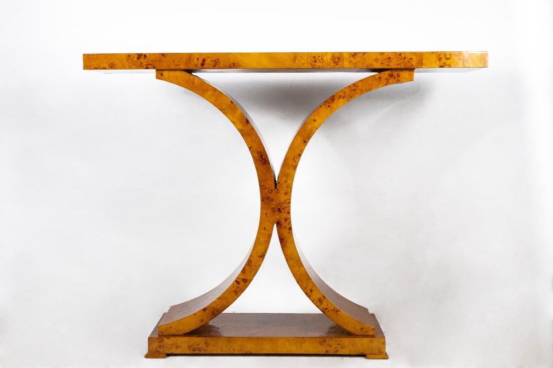 Art Deco style console. French School, 20th century.: Elm burr veneer. Measurements: 84 x 110 x 30 cm. Console table with clean lines and a sculptural profile, made of veneered wood with an elegant elm burr finish. The design responds to the aesthetic ca