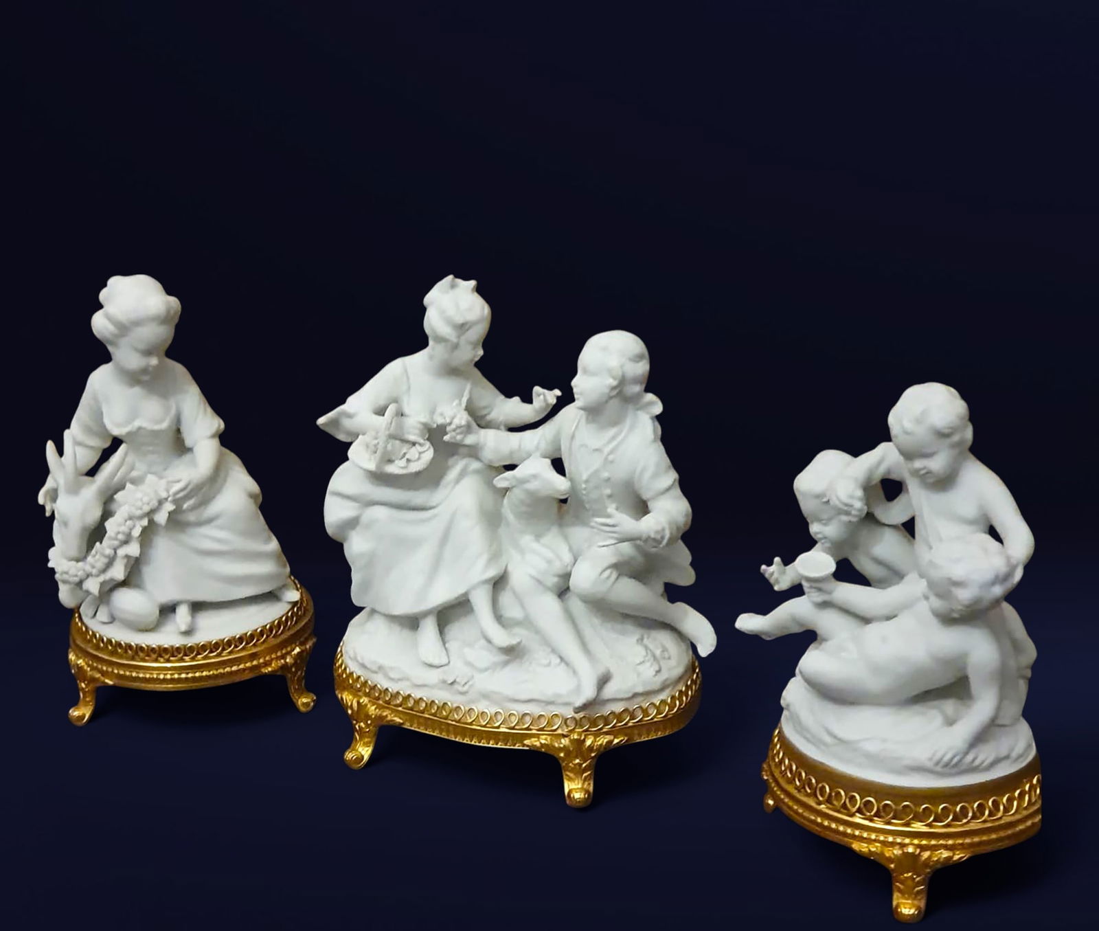 Exquisite lot of 3 biscuit figures in Capodimonte porcelain, Naples, 19th century: Good condition, 16 cm high.