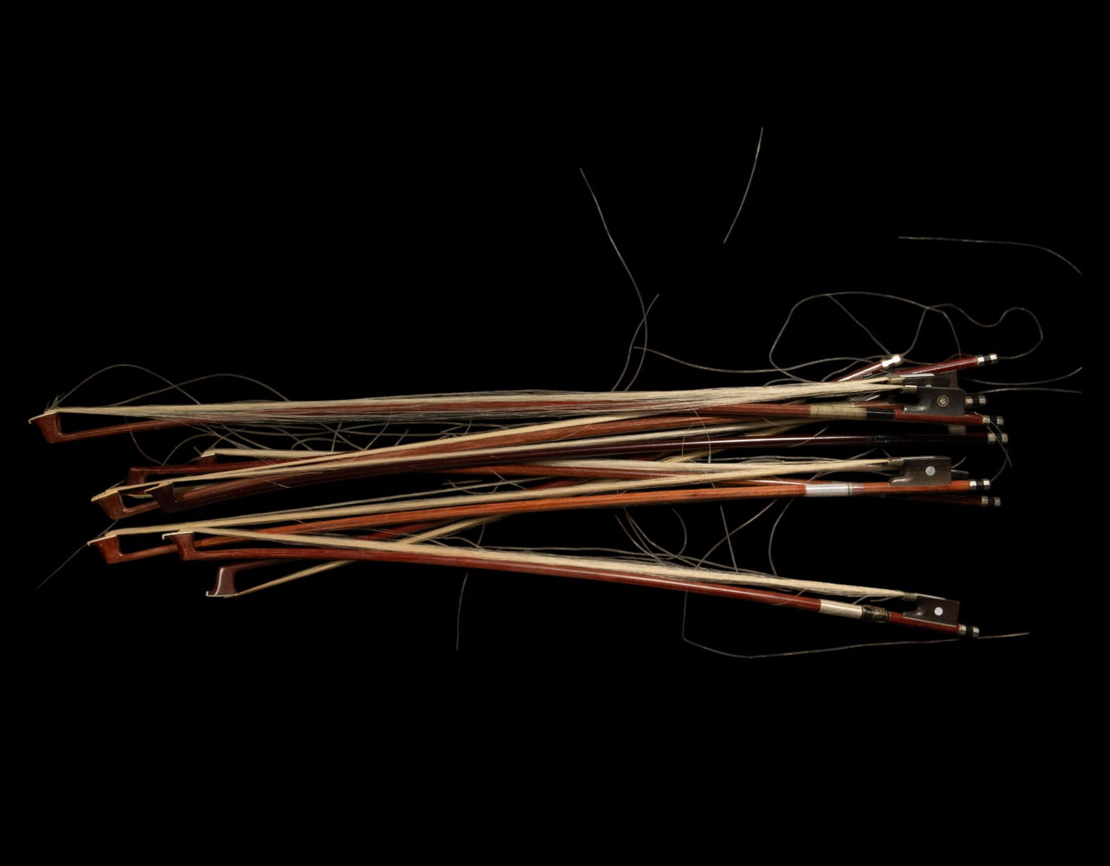 Set of 8 Violin bows, made of wood and horsehair: 19th-20th centuries