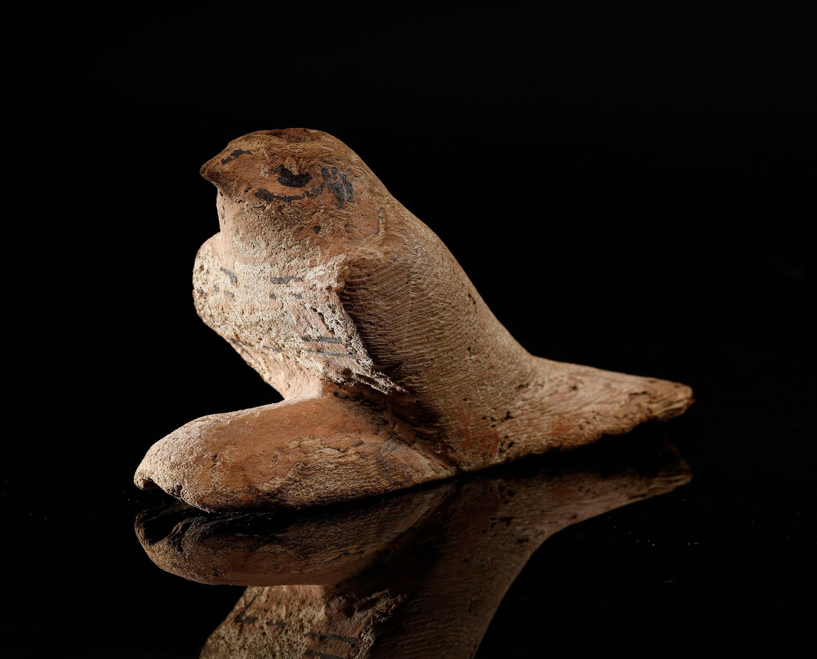 Rare Egyptian Horus Amulet in Sycamore Wood - Late Period (722 - 332 BC): 8.5 x 5.5 x 16.5 cm, guaranteed antique. This wooden amulet depicts the god Horus, one of the most important deities in the Ancient Egyptian pantheon, associated with the sky, protection, and royalty.