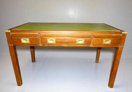SHIP'S DESK, EDWARDIAN PERIOD, 1900 – ENGLAND: Materials: Wood, brass, leather. Period: Circa 1900. Country of origin: England. Good condition commensurate with its age and use. Dimensions: 77 x 132 x 70 cm.