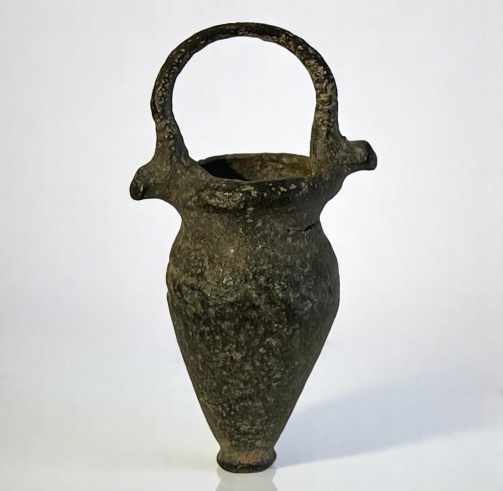 Archaic perfume ring with amphora in classical Greek Hellenistic style: In bronze