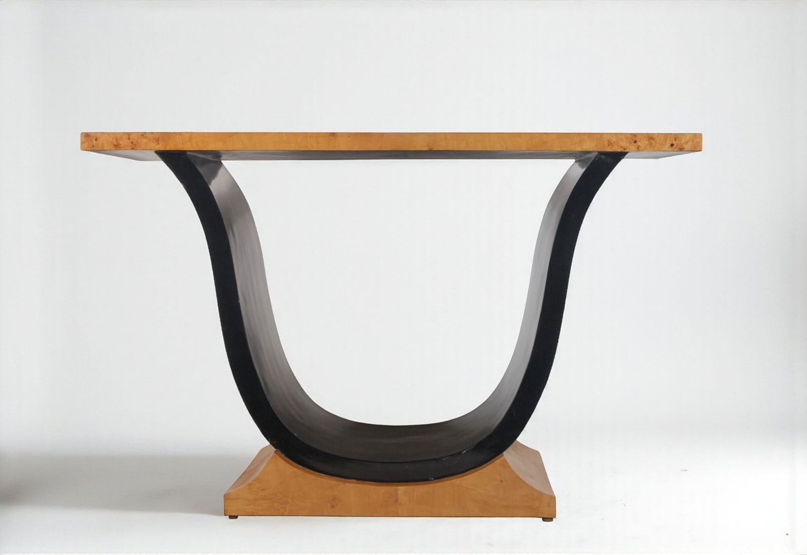 Art Deco console table in elm root and ebonized wood. 20th century.: Ebonized elm veneer. Dimensions: 88 x 49 x 140 cm. A striking console table with an inverted U-shaped gondola base and rectangular top. The contrast between the warm tone of the elm veneer and the sob