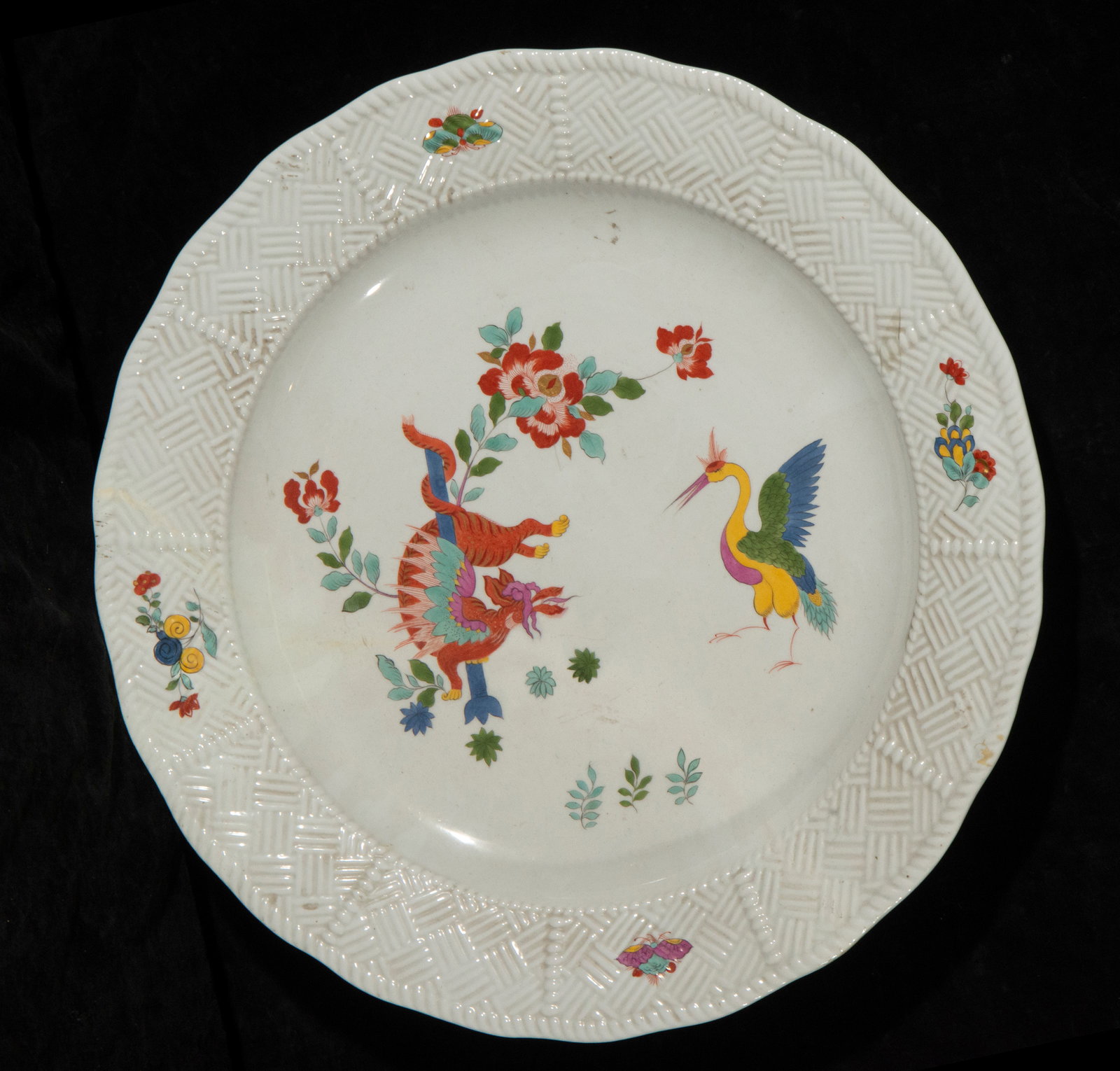 Kakiemon-style porcelain plate. German School. 20th century.: Glazed porcelain. Dimensions: 48 cm. Large circular plate with a molded rim in basketry relief and polychrome decoration in the Japanese Kakiemon style. The surface features a stylized red dragon and